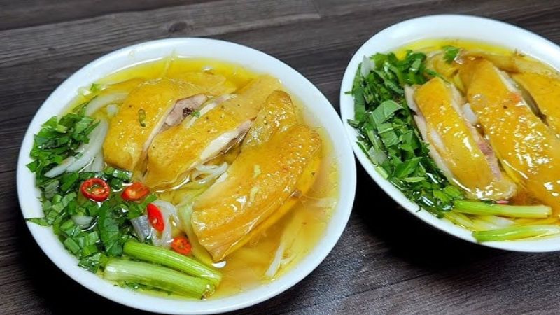 Phở thành phẩm sẽ có nước dùng ngọt thanh, váng màu vàng nhẹ của mỡ gà